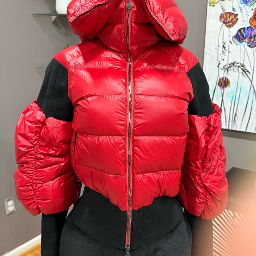 SNOWMAN New York Cropped Puffer Vest with Balloon Sleeves in Red & Black